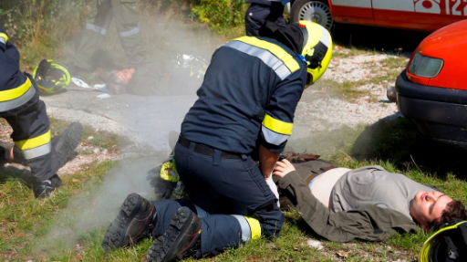 Ein Großschadensereignis, sei es ein Brand, eine Naturkatastrophe oder ein terroristischer Anschlag, kann zu einer Vielzahl von Verletzungen und medizinischen Notfällen führen. In solchen Situationen ist die Anwesenheit der Feuerwehr von entscheidender Bedeutung, da sie nicht nur für die Brandbekämpfung zuständig ist, sondern auch eine wichtige Rolle bei der Ersten Hilfe spielt. Hier sind einige Gründe, warum Feuerwehrleute die Abläufe kennen und professionelle Erste Hilfe leisten müssen:  Ersthelfer vor Ort: Bei Großschadensereignissen sind Feuerwehrleute oft als Ersthelfer vor Ort und können schnell reagieren, bevor professionelle medizinische Hilfe eintrifft. Sie sind in der Lage, die Erstversorgung von Verletzten zu übernehmen und lebensrettende Maßnahmen einzuleiten, um den Zustand der Betroffenen zu stabilisieren.  Kenntnis der Einsatzumgebung: Feuerwehrleute sind mit den örtlichen Gegebenheiten und den Gefahren einer Einsatzstelle vertraut. Dies ermöglicht es ihnen, die Sicherheit zu gewährleisten und effektiv Erste Hilfe zu leisten, während sie gleichzeitig die eigenen Risiken minimieren.  Teamarbeit und Koordination: Bei Großschadensereignissen arbeiten Feuerwehrleute oft eng mit anderen Rettungsdiensten und Organisationen zusammen. Sie müssen die Abläufe und die Zusammenarbeit koordinieren, um eine effektive Erste-Hilfe-Versorgung sicherzustellen. Durch ihr Verständnis der Einsatzabläufe können Feuerwehrleute nahtlos mit anderen Helfern zusammenarbeiten und die Ressourcen optimal nutzen.  Vielfältige Verletzungen und Notfälle: Großschadensereignisse können zu einer Vielzahl von Verletzungen führen, darunter Verbrennungen, Traumata, Atemwegsprobleme, Herz-Kreislauf-Notfälle und vieles mehr. Feuerwehrleute müssen über Kenntnisse in der Ersten Hilfe verfügen, um diese unterschiedlichen Verletzungen und Notfälle zu erkennen und entsprechend zu handeln.  Zeitkritische Situationen: In Notfällen, insbesondere bei Großschadensereignissen, ist Zeit oft ein entscheidender Faktor. Feuerwehrleute müssen in der Lage sein, schnell zu handeln und die richtigen Maßnahmen zu ergreifen, um Leben zu retten. Eine professionelle Erste-Hilfe-Ausbildung ermöglicht es ihnen, diese Zeitfenster optimal zu nutzen und lebensrettende Maßnahmen in kritischen Momenten durchzuführen.  Durch ihre Ausbildung und ihr Wissen in der Ersten Hilfe können Feuerwehrleute eine wichtige Rolle bei Großschadensereignissen spielen. Sie sind in der Lage, schnell zu reagieren, effektiv zu handeln und Verletzte zu versorgen, wodurch sie einen wertvollen Beitrag zur Rettung von Leben und zur Minderung von Schäden leisten.