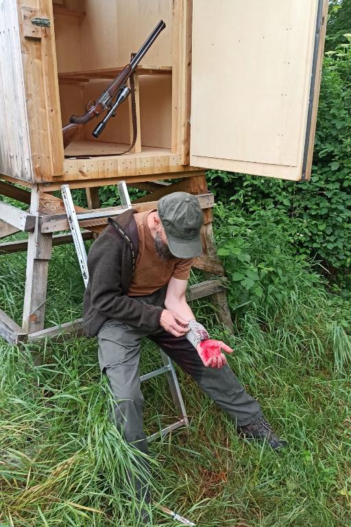 Ein Jäger leht am Hochstand und verbindet seine stark blutende Schnittwunde am Oberschenkel. JägerInnen und Jäger gehen ihrer Tätigkeit oft alleine oder auch mit Kollegen im unwegsamen Gelände nach. Oftmals auch in Revieren ohne Handyverbindung und abseits schnell zu erreichbaren Verbindungslinien für nachfolgende Einsatzkräfte.  Lerne im Workshop lebensbedrohliche traumatische Jagdverletzungen effizient zu versorgen und somit Leben zu retten.