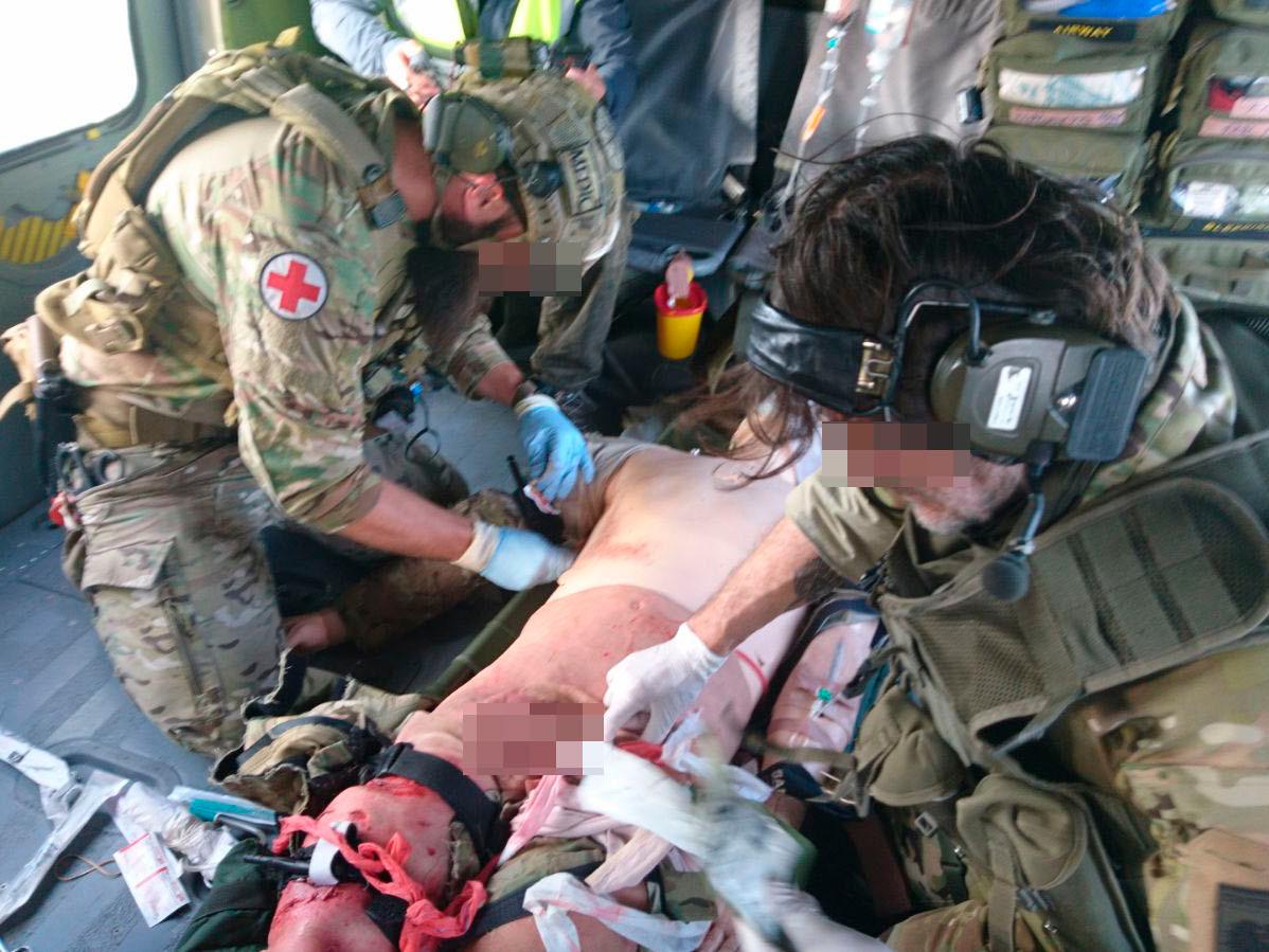 Combat Medics werden speziell geschult, um den besonderen Anforderungen und Aufgaben am Gefechtsfeld gerecht zu werden, insbesondere im Rahmen des Tactical Combat Casualty Care (TCCC). Dies beinhaltet auch die Tactical Evacuation Care Phase, bei der medizinische Versorgung in Luftfahrzeugen stattfindet. Hier sind einige Gründe, warum Combat Medics eine spezielle Ausbildung benötigen:  Gefechtsfeldbedingungen: Das Gefechtsfeld ist eine extrem herausfordernde Umgebung, in der Verletzungen häufig schwerwiegender und lebensbedrohlicher sind als in zivilen Situationen. Combat Medics müssen auf diese Bedingungen vorbereitet sein und in der Lage sein, unter hohem Stress und in gefährlichen Situationen effektiv zu handeln.  Sofortmaßnahmen zur Überlebenssicherung: Combat Medics sind darauf trainiert, schnelle und effektive Sofortmaßnahmen zur Überlebenssicherung durchzuführen. Dies umfasst die Kontrolle von Blutungen, die Sicherung der Atemwege und die Durchführung von lebensrettenden Maßnahmen wie der Anwendung von Tourniquets oder Chest Seals, um den Zustand des Verwundeten zu stabilisieren.  Priorisierung der Behandlung: In einer taktischen Evakuierungssituation im Luftfahrzeug kann es zu begrenztem Platz und begrenzten Ressourcen kommen. Combat Medics müssen in der Lage sein, Verletzte zu priorisieren und schnell zu entscheiden, welche Maßnahmen erforderlich sind, um das Überleben und die Stabilität der Patienten während des Transports zu gewährleisten.  Kommunikation und Zusammenarbeit: In einer taktischen Evakuierungssituation ist eine effektive Kommunikation und Zusammenarbeit mit dem Flugpersonal und anderen medizinischen Fachkräften entscheidend. Combat Medics erhalten spezielles Training, um nahtlos mit anderen Teammitgliedern zu interagieren und Informationen klar und präzise zu übermitteln, um eine kontinuierliche medizinische Versorgung während des Transports zu gewährleisten.  Wissen über luftfahrtspezifische Aspekte: Combat Medics, die in der Tactical Evacuation Care Phase arbeiten, müssen auch über luftfahrtspezifische Aspekte Bescheid wissen. Dazu gehören Kenntnisse über die Sicherheit an Bord von Luftfahrzeugen, die Stabilisierung von Patienten während des Transports und das Verständnis für mögliche Herausforderungen, die mit der medizinischen Versorgung in der Luft verbunden sind.  Die spezielle Ausbildung von Combat Medics im Rahmen des TCCC und insbesondere für die Tactical Evacuation Care Phase im Luftfahrzeug ermöglicht es ihnen, lebensrettende Maßnahmen unter extremen Bedingungen durchzuführen und eine angemessene medizinische Versorgung während des Transports zu gewährleisten. Ihr Wissen, ihre Fähigkeiten und ihre Vorbereitung sind von entscheidender Bedeutung für das Überleben und das Wohlergehen der Verwundeten im Einsatz.