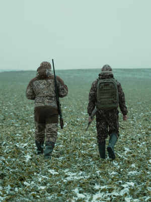 Ein adäquates Erste-Hilfe-Training für Jägerinnen und Jäger ist aus verschiedenen Gründen wichtig:  Unfälle im Revier: Bei der Jagd besteht immer ein gewisses Verletzungsrisiko. Es kann zu Schnittverletzungen, Stürzen, Schussverletzungen oder anderen Notfällen kommen. Ein angemessenes Erste-Hilfe-Training ermöglicht es Jägerinnen und Jägern, schnell und effektiv auf solche Situationen zu reagieren und Verletzungen angemessen zu versorgen, bis professionelle medizinische Hilfe eintrifft.  Abgeschiedene Umgebung: Jagdgebiete sind oft abgelegen und fernab von medizinischen Einrichtungen. Es kann eine beträchtliche Zeit vergehen, bis Rettungskräfte eintreffen. Ein solides Erste-Hilfe-Training versetzt Jägerinnen und Jäger in die Lage, in solchen abgeschiedenen Gebieten lebensrettende Maßnahmen zu ergreifen und die Zeit bis zur Ankunft von Hilfe zu überbrücken.  Verantwortung gegenüber Mitjägern: Jägerinnen und Jäger sind oft Teil einer Jagdgesellschaft. Im Falle eines Notfalls liegt es in ihrer Verantwortung, Erste Hilfe zu leisten und die Sicherheit und das Wohlergehen ihrer Mitjäger zu gewährleisten. Durch ein angemessenes Erste-Hilfe-Training sind sie in der Lage, in solchen Situationen besonnen zu handeln und potenziell lebensbedrohliche Situationen zu bewältigen.  Wildunfälle: Jägerinnen und Jäger können auch mit Wildunfällen konfrontiert sein, bei denen Personen oder Tiere verletzt werden. Ein entsprechendes Erste-Hilfe-Training ermöglicht es ihnen, angemessene Maßnahmen zu ergreifen, um die Verletzungen zu versorgen und die Situation unter Kontrolle zu bringen.  Jagdethik: Ein wichtiger Aspekt der Jagdethik ist es, verantwortungsvoll mit erlegtem Wild umzugehen. Im Falle einer erfolgreichen Jagd ist es wichtig, das Tier schnell und human zu versorgen. Ein Erste-Hilfe-Training für Jägerinnen und Jäger kann ihnen helfen, die nötigen Fähigkeiten zu erlernen, um das erlegte Wild angemessen zu behandeln und eine qualitativ hochwertige Wildbretversorgung zu gewährleisten.  Zusammenfassend ist ein adäquates Erste-Hilfe-Training für Jägerinnen und Jäger von großer Bedeutung, um in Notfällen angemessen reagieren zu können, die Sicherheit der Mitjäger zu gewährleisten, in abgeschiedenen Gebieten Hilfe zu leisten und verantwortungsvoll mit erlegtem Wild umzugehen. Es trägt dazu bei, die Risiken und Folgen von Verletzungen während der Jagd zu minimieren und das Wohlergehen aller Beteiligten zu sichern.