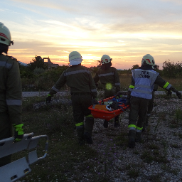 Mehrere Feuerwehrmänner evakuieren eine Verletzten bei einer Übung.